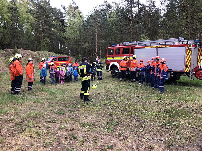 Die Anwesenden lernen, wie Abseilen zur Selbstrettung mit der Feuerwehrausrüstung funktioniert.