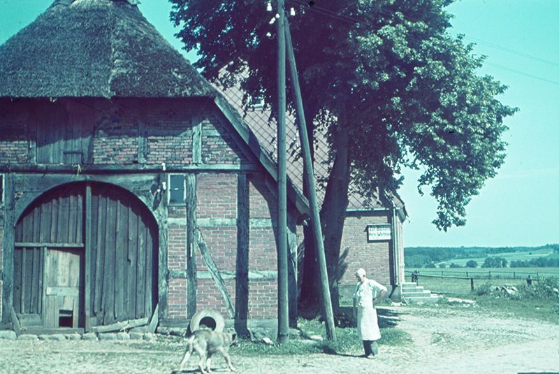 Bäcker Worthmann vor seiner Bäckerei im Jahr 1940