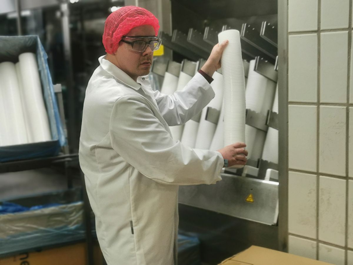 Herr Wolf legt Joghurtbecher bei Molkerei Hochwaldein © Hochwald