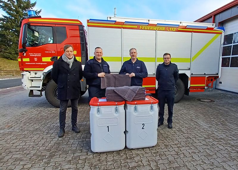 Handtuchübergabe an de Fachbereich Gefahrgut/ Hygiene