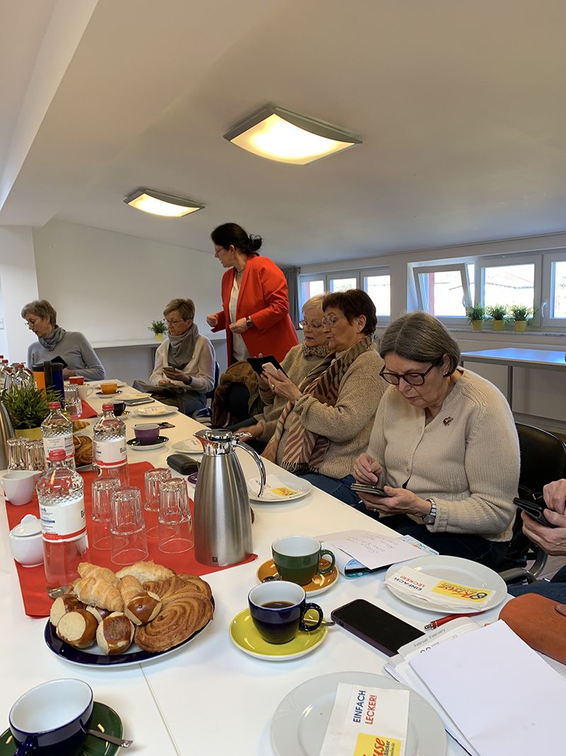 Die i-phone-Kursteilnehmerinnen