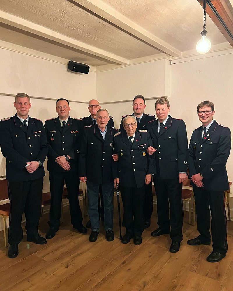 Ehrungen: St. Dick, D. Knoblich, E. Schlumbohm, D. Wachowiak, J. Dittmer, H. Hoyer; Hinten: F. Brammer, A.Köpke