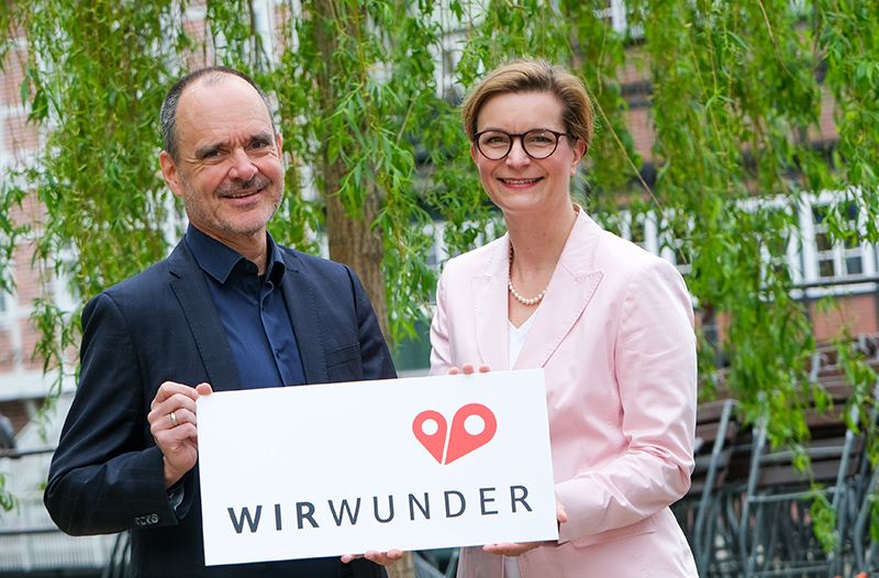 Torsten Schrell und Janina Rieke werben für das „WirWunder“: Die Sparkasse Lüneburg stellt über die neue Spen-denplattform bis zu 800.0000 Euro für regionale Projekte zur Verfügung.