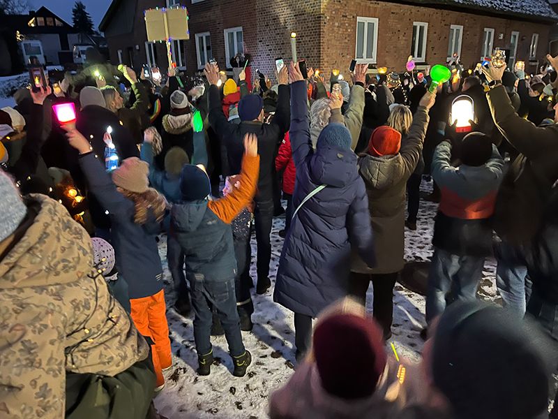 Die Veranstaltung endete mit einem kleinen Lichtermeer zur Melodie von John Lennons Imagine und verdeutlichte die gemeinsame Botschaft der kleinen und großen Teilnehmer*innen für eine weltoffene und vielfältige Gesellschaft. 