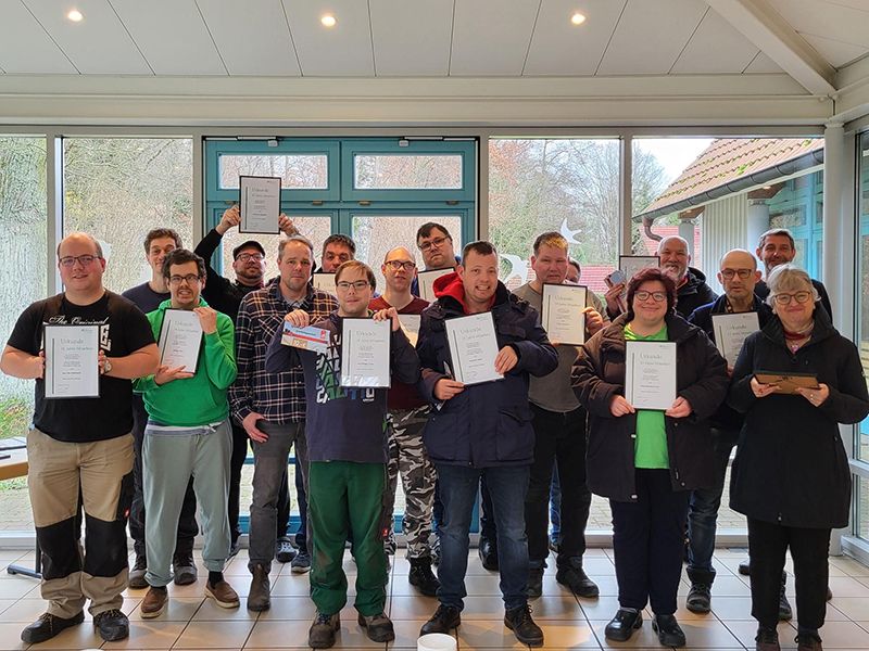 Jubiläum feiernde Werkstatt-Beschäftigte in Bockum