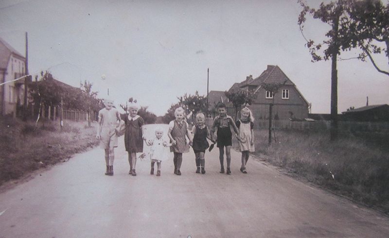 Kinder auf der Oldendorfer Straße 1944