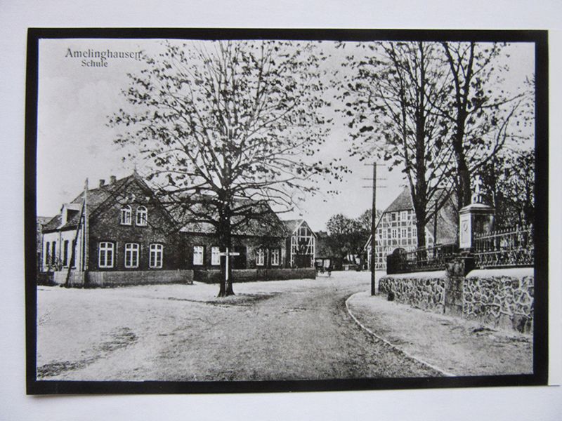 Dorflinde, rechts die Kirche: erster Haltepunkt