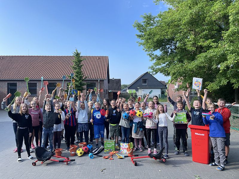 Freude bei den Viertklässler/innen -das Ausleih-Häuschen ist nun wieder gut gefüllt.
