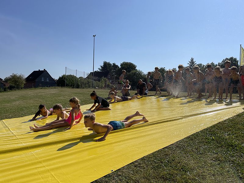 Die große Wasserrutsche - ein Highlight im Schuljahr!