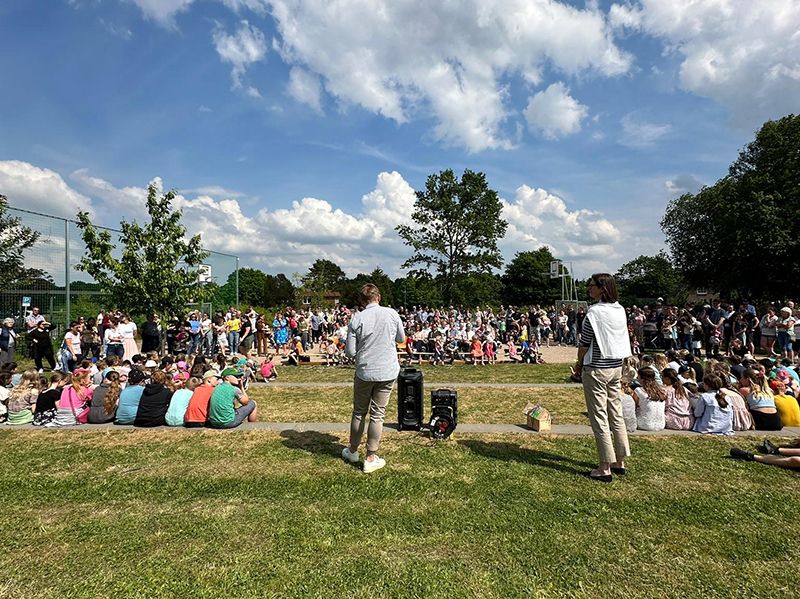 Die gesamte Schulgemeinschaft freute sich über die Auszeichnung zur Naturpark-Schule.