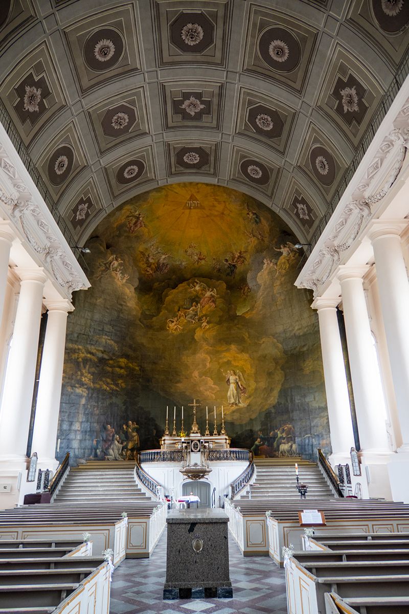 Stadtkirche Ludwigslust mit dem größten Papiermachébild der Welt